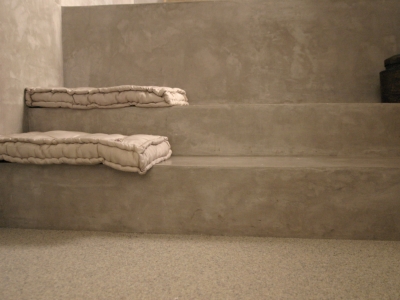 Vasca e pavimentazione in graniglia di marmo